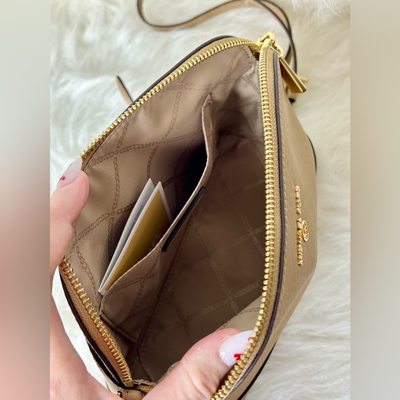 Michael Kors Jet Set Charm Large Crossbody Shoulder Bag in Camel - Picture 4 of 6